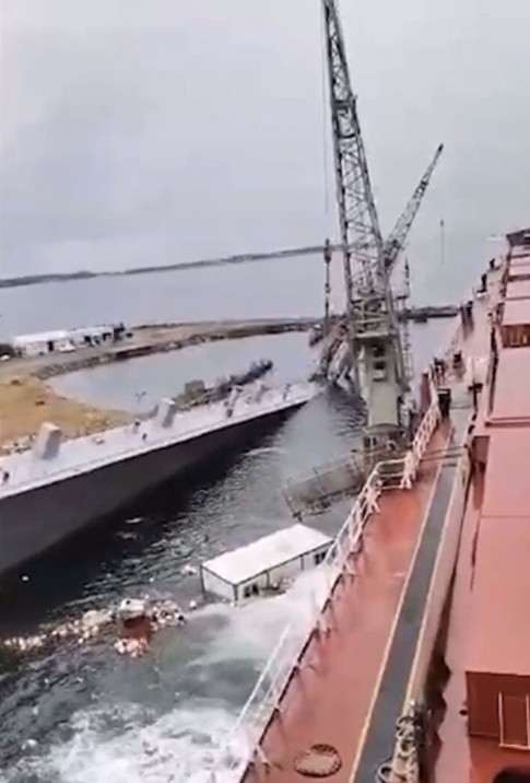 Tuzla'da tersanede havuz çöktü: Vinç geminin üzerine devrildi